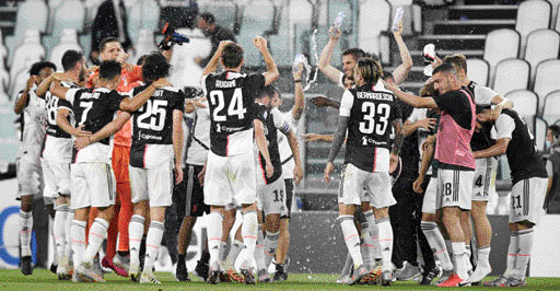 Para pemain Juventus merayakan keberhasilan meraih scudetto kesembilan secara beruntun usai menang dari Sampdoria pada giornata 36 Serie A di Allianz Stadium, dini hari kemarin. (IST)