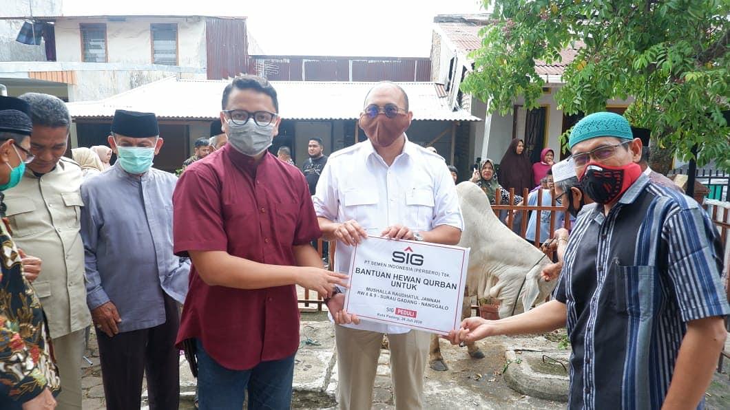 Anggota Komisi VI DPR RI, Andre Rosiade menyerahkan seekor sapi kurban kepada Pengurus Mushalla Raudhatul Jannah, Jumat (31/7/2020).