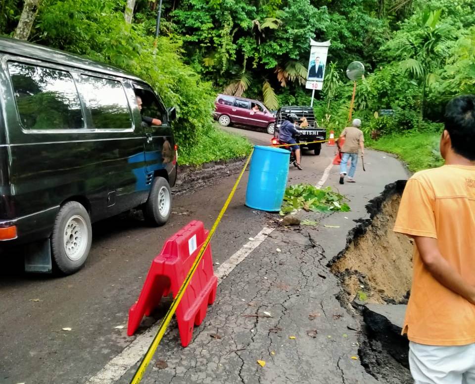 Ruas jalan Kelok 44, persisnya di tikungan 10 amblas pascadiguyur hujan deras, Minggu (26/7) malam.