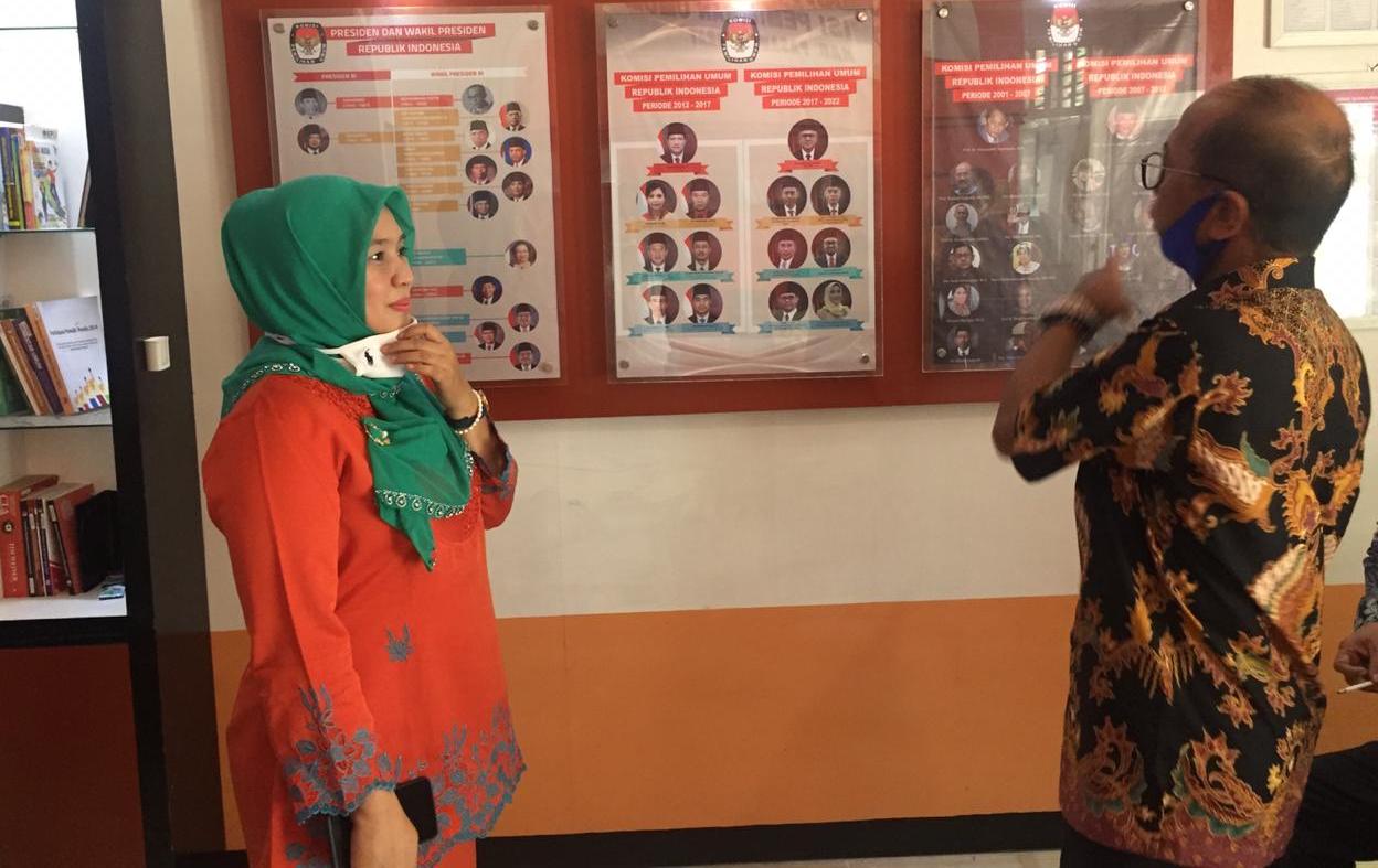 Sekretaris Komisi I DPRD Sumbar HM Nurnas dan Komisioner KI Sumbar Tanti Endang Lestari saat Monev DPRD Sumbar tentang pelaksanaan Pilkada di Pasbar, Rabu (29/7/2020).