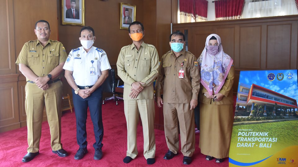 Walikota Pariaman Genius Umar bersama jajaran dan Wakil Direktur II Poltrada Bali, Hendrialdi berfoto bersama setelah menerima kunjungan Poltrada Bali diruang kerja Balaikota Pariaman, Selasa (7/7/2020). (IST)
