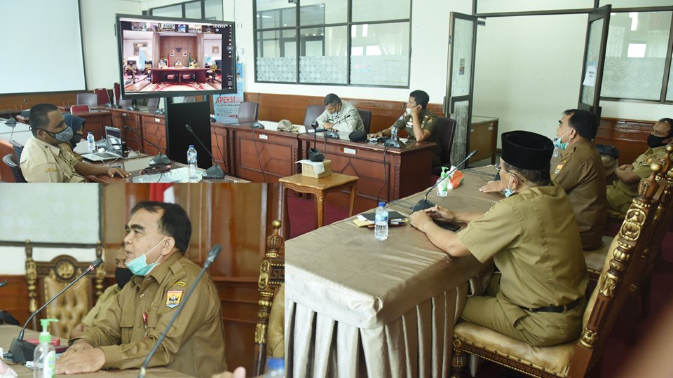 Kadis Dikpora Kota Pariaman, Kanderi ketika mengikuti Vidcon dengan Gubernur Sumbar membahas Kebijakan Terhadap Proses Belajar Mengajar di Tahun Ajaran 2020/2021, bertempat di ruang rapat Balaikota Pariaman, Senin (6/7/2020). (IST)