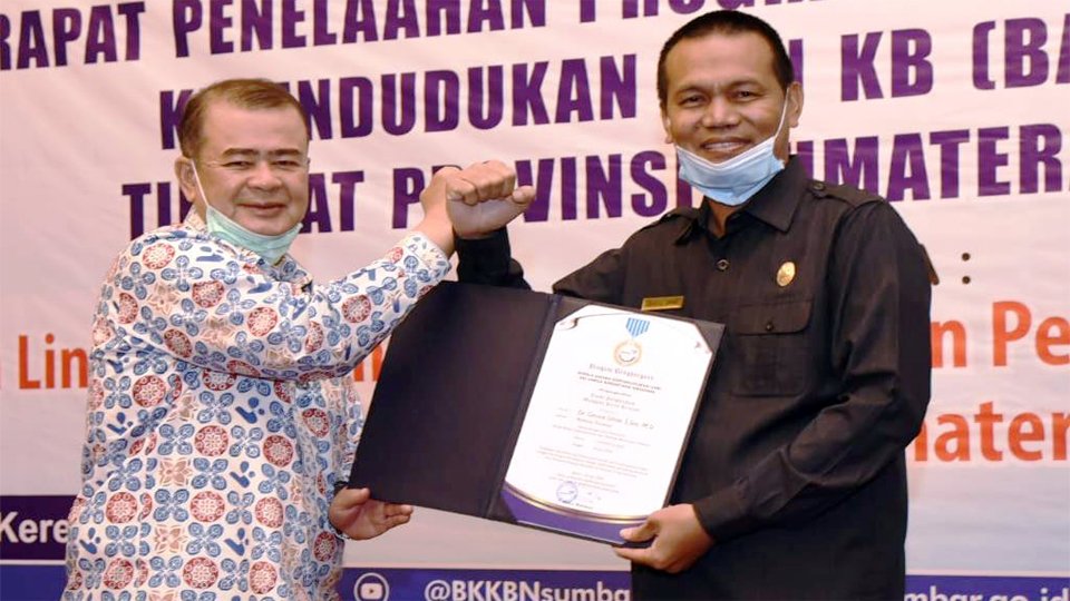 Walikota Pariaman, Genius Umar menerima penghargaan penghargaan Manggala Karya Kencana dari BKKBN. (Diskominfo Pariaman)