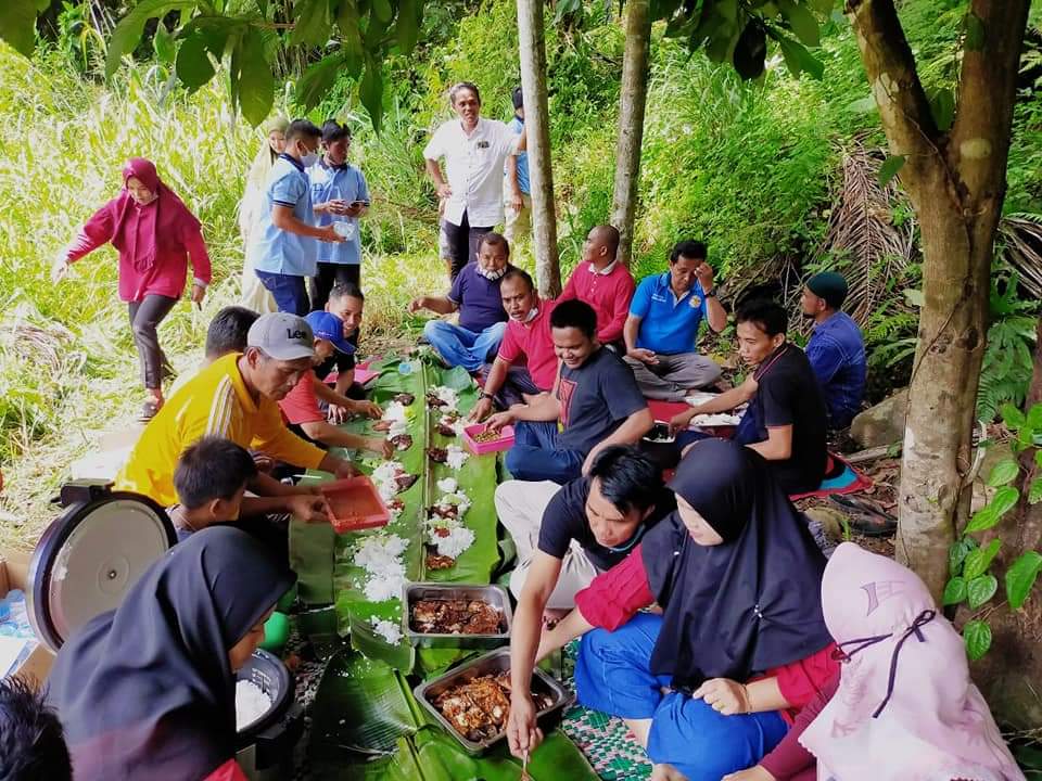 Kesederhanaan Ketua DPRD Dharmasraya, Pariyanto makan bersama dengan masyarakat beralaskan daun pisang. (IST)