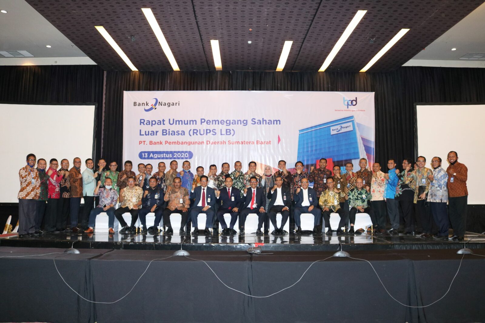 Foto bersama jajaran Direksi Bank Nagari yang baru. (IST)
