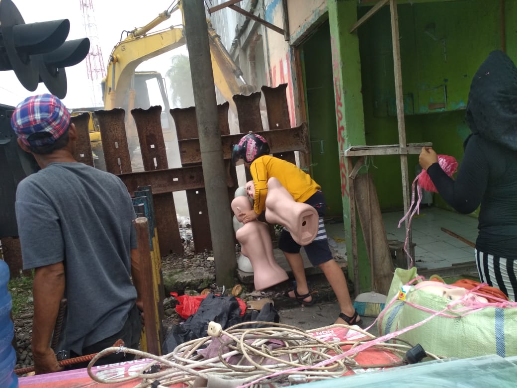 Pedagang mengeluarkan isi dagangannya dari dalam kios, Rabu (5/8/2020).