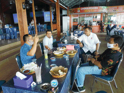 Owner objek wisata Dream Park Bukit Chinangkiek, Epyardi Asda berbincang-bincang dengan Direktur Padang Ekspres Nazir Fahmi, didampingi Pemred Padang Ekspres Revdi Irwan Syahputra, dan Redaktur Pelaksana Rommi Delfiano, di Dream Park Bukit Chinangkiek, Ka