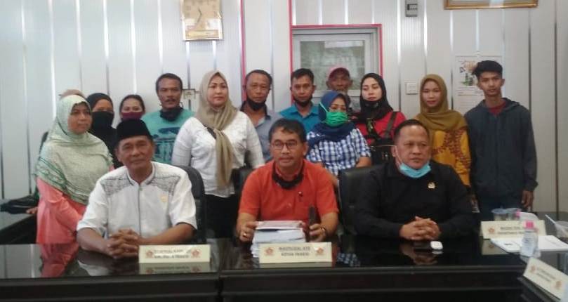 Fraksi Gerindra DPRD Padang Masrizal Aye, Muzni Zen, dan Boby Rustam bersama perwakilan PKL Pantai Padang, Rabu (12/8/2020).