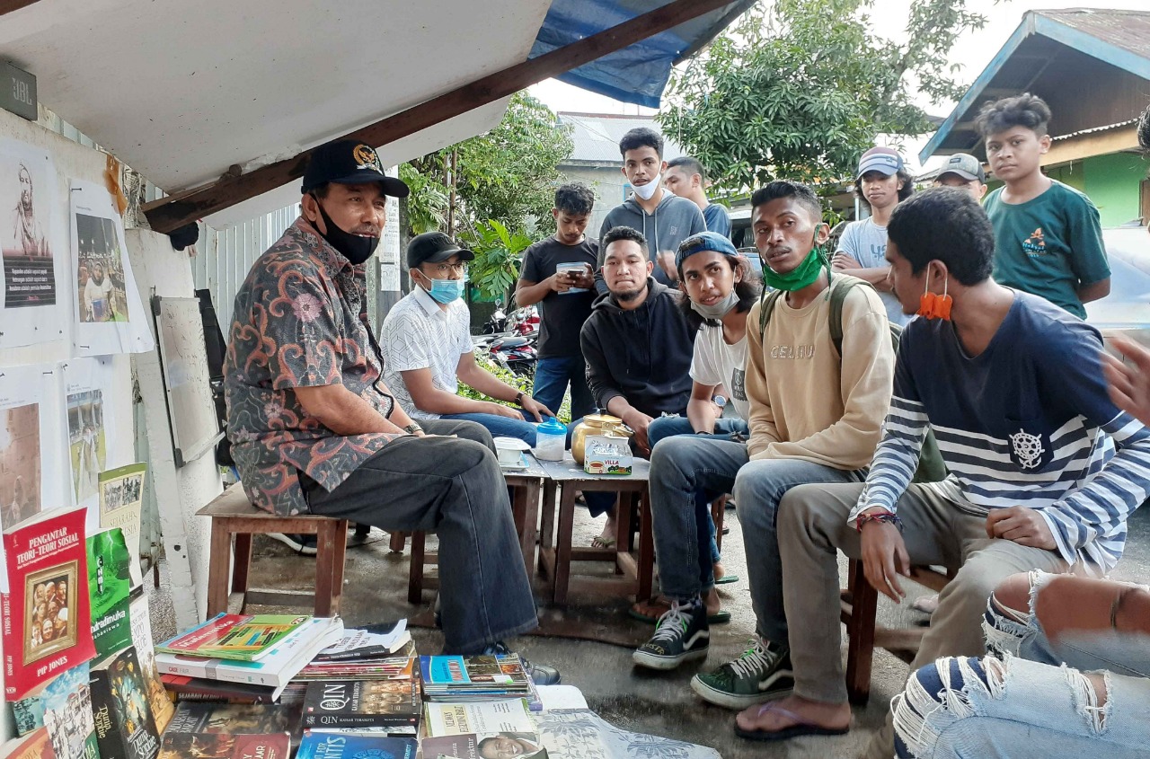 Wakil Ketua I DPD RI Nono Sampono  melihat kegiatan baca buku di Komunitas Literasi Jalanan Tanah Rata, Ambon.