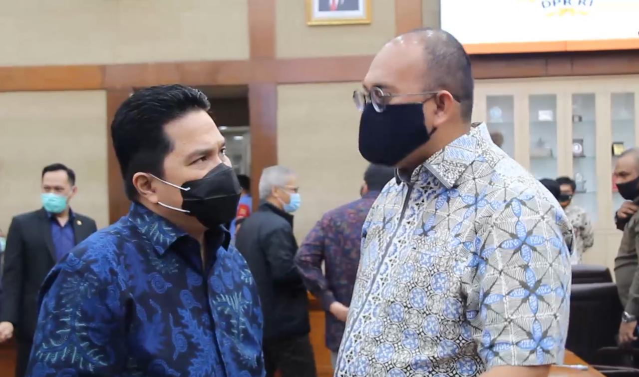 Anggota DPR RI Andre Rosiade berdialog dengan Menteri BUMN Erick Thohir di DPR RI.