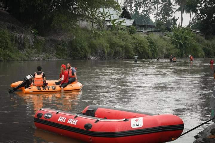 Tim SAR melakukan pencarian menggunakan perahu menyisir sepanjang sungai Batang Lembang hingga ke pertemuan air Bawah Bungo, Sabtu sore (22/8/2020).