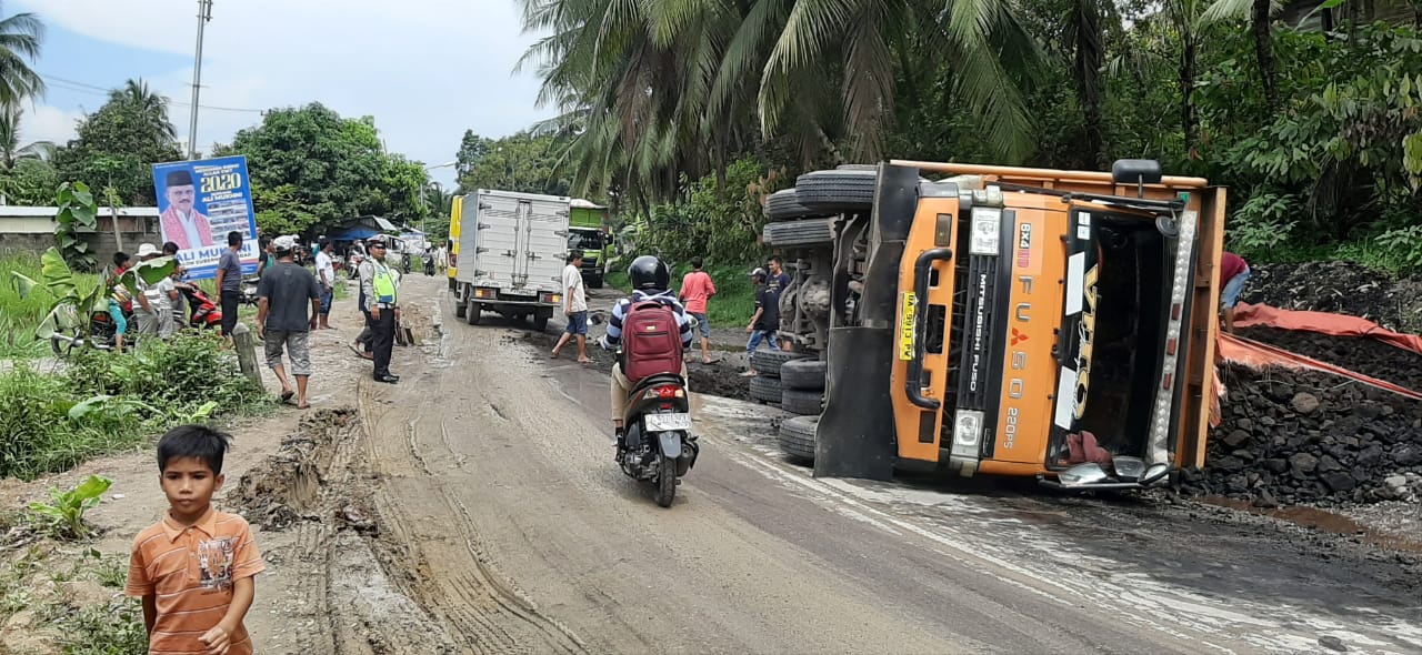 Akibat Jalinsum rusak dan bergelombang di Pematang Panjang, Kecamatan Sijunjung Kabupaten Sijunjung menjadi rawan bagi kendaraan.
