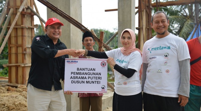 BANGUN ASRAMA: Dokumentasi penyerahan bantuan pembangunan asrama putri  pelajar Mentawai dari Kepala Departemen Komunikasi & Hukum Perusahaan PT Semen Padang Oktoweri (paling kiri) kepada Bendahara Yayasan Aksi Peduli Bangsa Eka Ristiani pada 24 Oktober 2