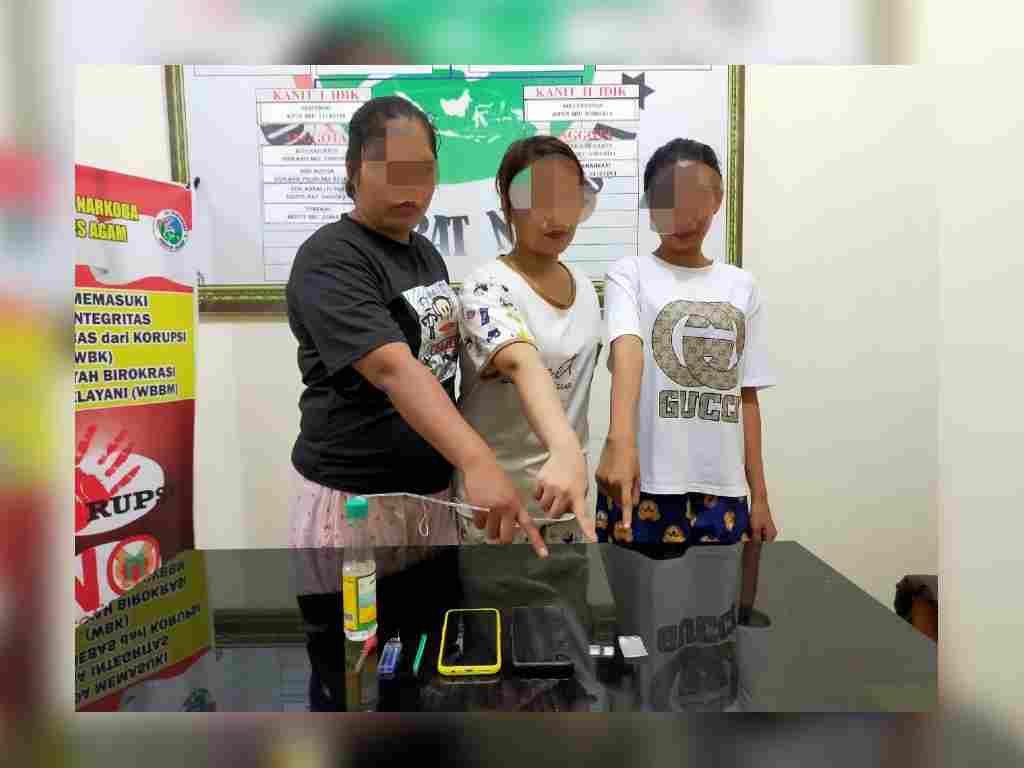 ist tak berkutik: NV dan rekan-rekannya, pelaku dugaan tindak pidana penyalahgunaan narkoba yang ditangkap polisi di Ujunglabuah, Jorong V Sungaijaring, Nagari Lubukbasung, Minggu (23/8). (net)