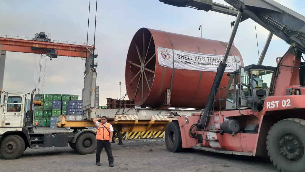 Shell Kiln yang diproduksi selama satu bulan di Workshop PT Semen Padang dibawa dengan Kapal MV Lagun Mas ke Pelabuhan Bringkasi Tonasa.