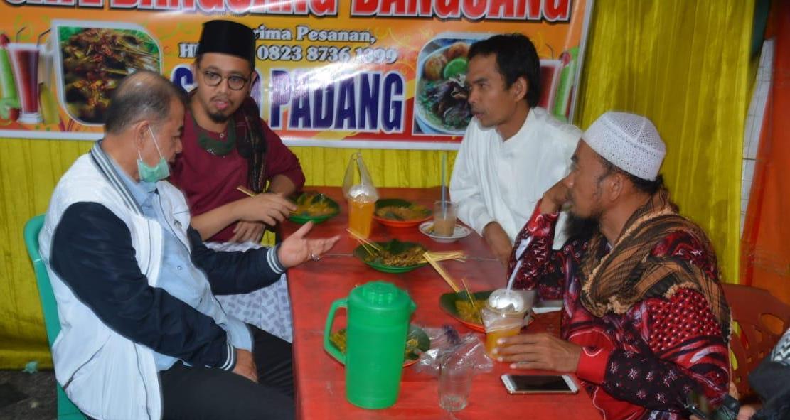 Ustaz Abdul Somad ( UAS) memberikan nasehat kepada Nasrul Abit (NA) di Warung Sate Danguang-danguang, Stasiun Tugu Polwan Bukittinggi, Sabtu (15/8/2020) pukul 22.30.