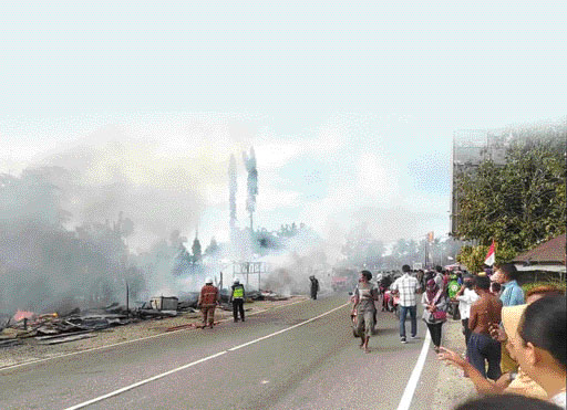 Delapan kios di Simpang Jambak ludes dilalap api. Petugas pemadam kebakaran tampak berusaha melakukan pemadaman api serta melakukan proses pendinginan. (IST)