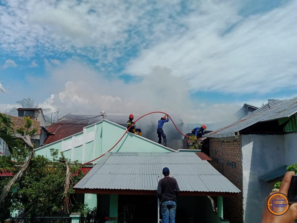 Petugas pemadam kebakaran berjibaku memadamkan api yang membakar kos-kosan  di Jalan Alai Parakkopi III, Rabu (16/9). (net)