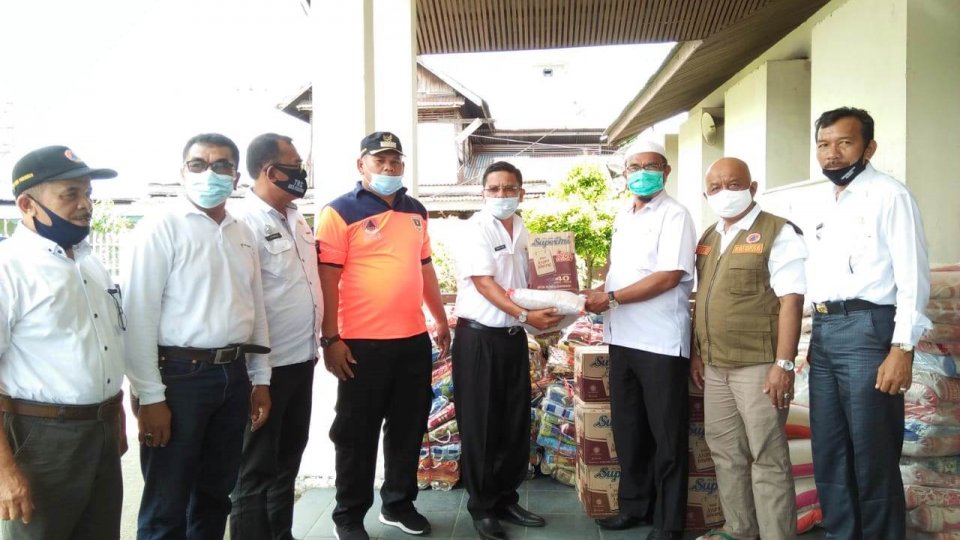 Penyerahan bantuan dari Pemko Pariaman kepada korban banjir bandang Lembah Melintang Kabupaten Pasaman Barat. (Diskominfo Pariaman)