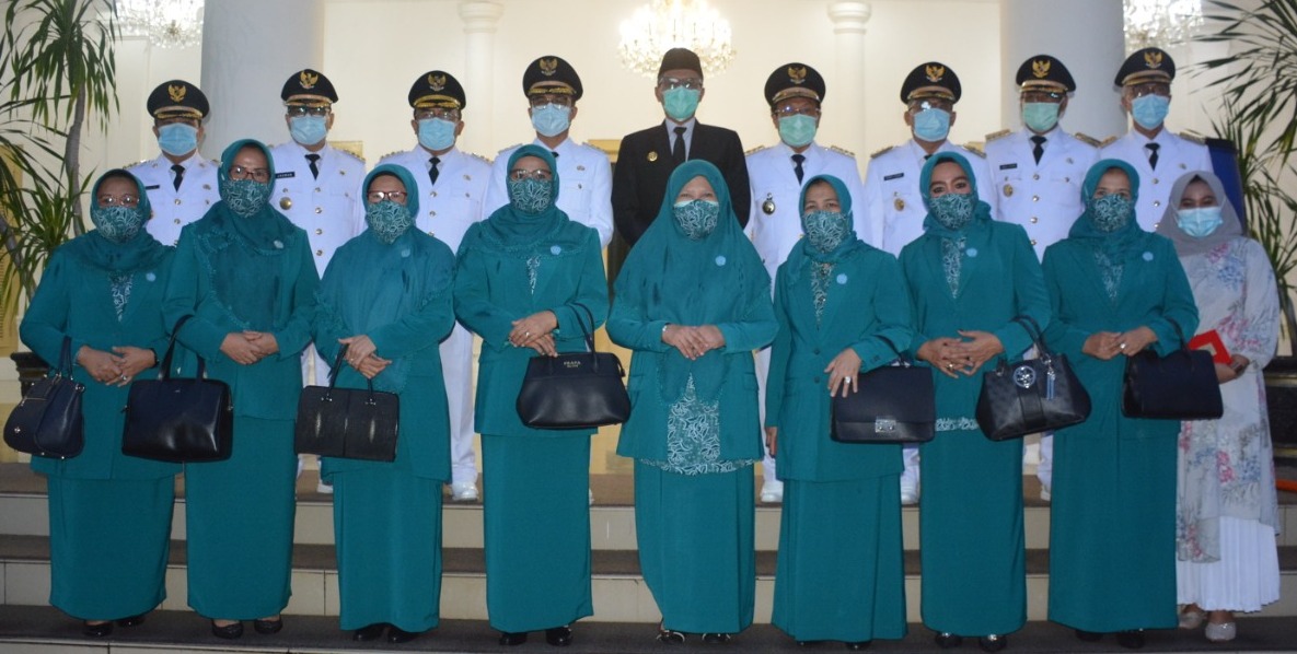 Gubernur Sumbar Irwan Prayitno foto bersama usai melantik delapan Penjabat Sementara (Pjs) Bupati dan Wali Kota, Jumat (25/9), di Auditorium Gubernuran.
