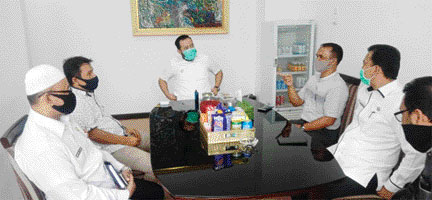 Wali Kota Padangpanjang Fadly Amran menyambut kunjungan silaturahmi Direktur Padang Ekspres Nazir Fahmi bersama rombongan di ruangan kerjanya, Padangpanjang, kemarin (2/9). (IST)