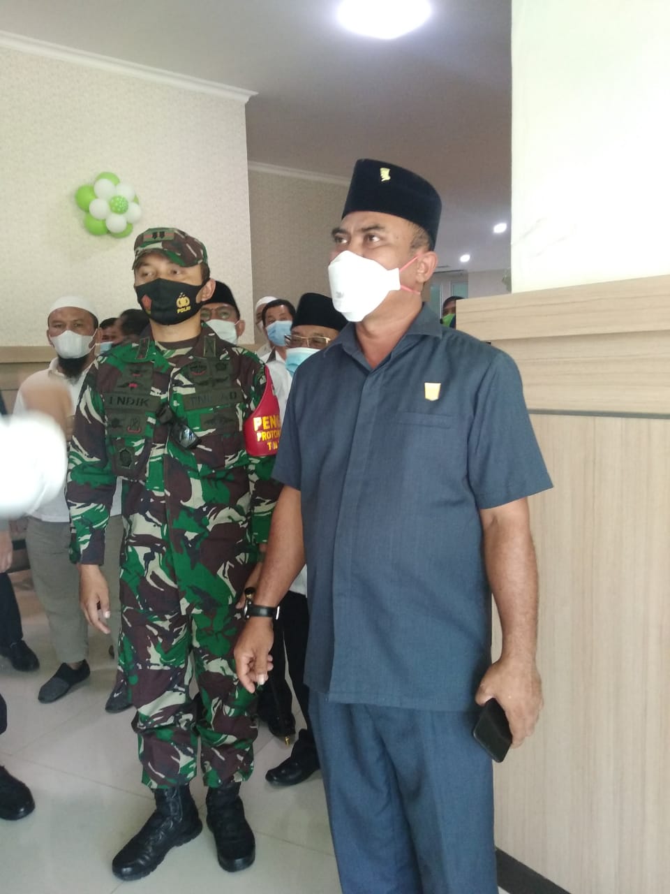 Ketua DPRD Dharmasraya Pariyanto bersama Dandim 0310 SSD Letkol Endik Hendrasandi saat peresmian gedung baru RSUD Sungai Dareh. (IST)
