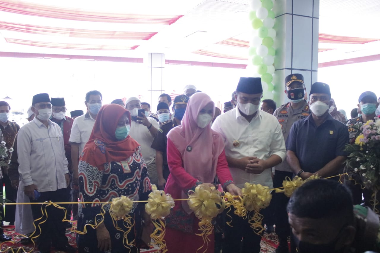 Pemotongan pita tanda diresmikannya operasional gedung baru RSUD Sungai Dareh. (IST)