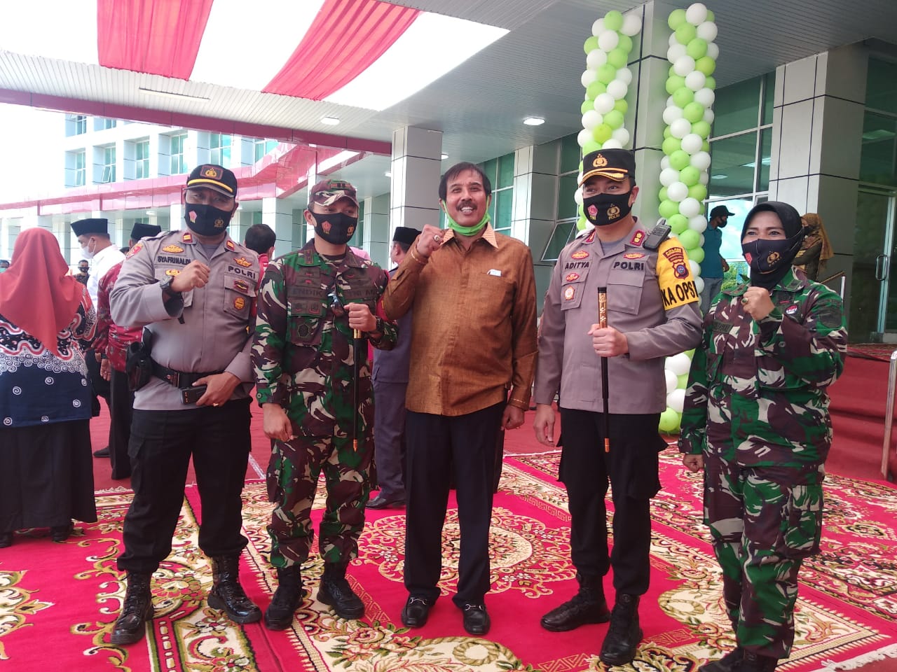 Tokoh masyarakat Zulfikar Dt Penghulu Bosau bersama Kapolres AKBP Aditya Galayudha Ferdiansyah, Dandim 0310 SSD Letkol Endik Hendrasandi, Kapolsek Pulau Punjung Iptu Syafrinaldi dan Koramil Pulau Punjung Kapten Inf Tuti Handayani. (IST)