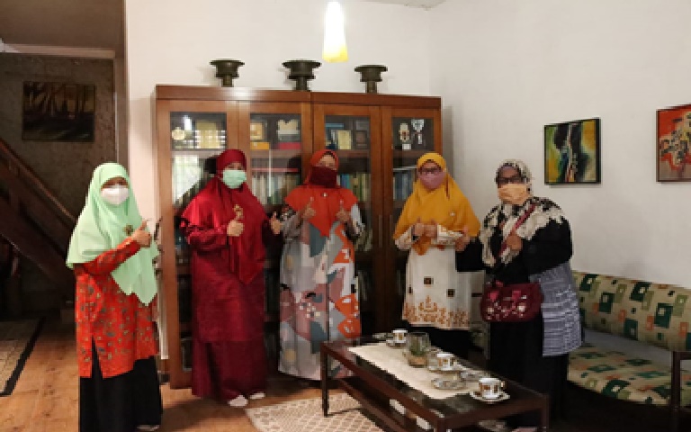 Harneli Mahyeldi mengunjungi rumah Ketua Bundo Kanduang Sumbar, Puti Reno Raudhatul Jannah Thaib. (IST)