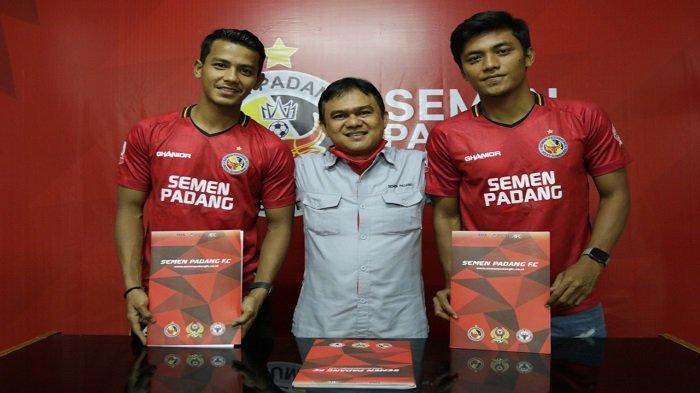 Bek sayap Leo Guntara (kiri) dan penyerang sayap Irsyad Maulana (kanan) bersama Direktur Utama Semen Padang FC Hasfi Rafiq usai penandatanganan kontrak, kemarin. (IST)