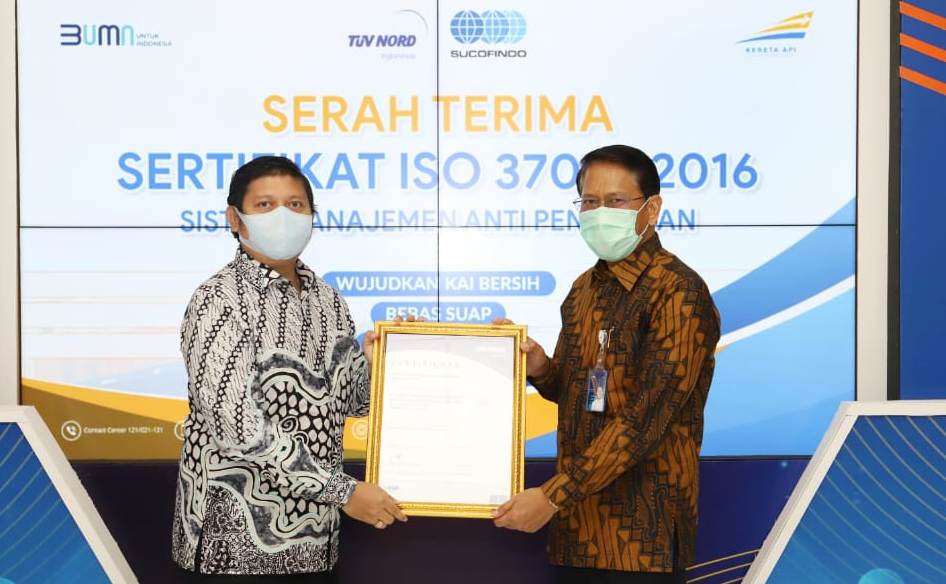 Direktur Utama PT KAI Didiek Hartantyo menerima sertifikasi SMAP SNI ISO 37001:2016 dalam penerapan sistem manajemen anti penyuapan.