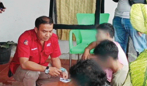 Tiga pelaku, salah satunya remaja 16 tahun dibekuk petugas Polres Tanahdatar, kemarin (23/9). (IST)