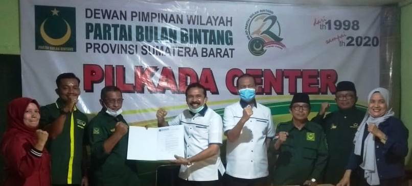 Ketua DPW Partai Bulan Bintang (PBB) Sumbar Zaldi Heriwan menyerahkan SK dukungan kepada Fakhrizal-Genius Umar di Kantor DPW PBB Sumbar, Sabtu (5/9/2020).