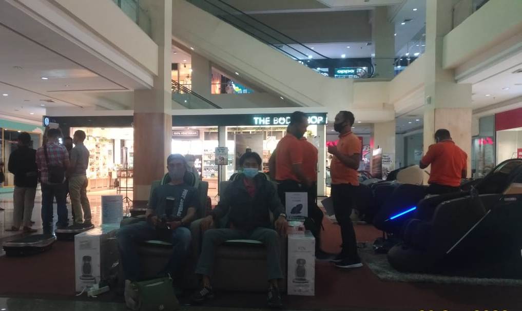 Warga Kota Padang tengah mencoba kursi pijat Perfection II, Zensure, Grand Modish, dan Modish Sofa yang dihadirkan Perfect Health di Basko Grand Mall Padang hingga 14 Oktober mendatang.