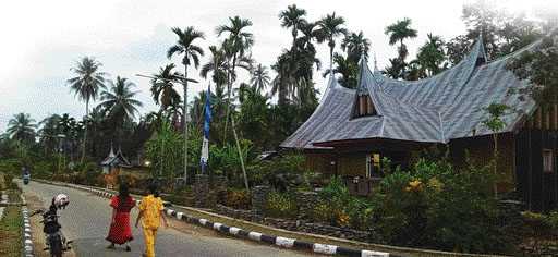 Sejumlah warga tengah melintas di Perkampungan Adat Sijunjung yang berada di Nagari Sijunjung. Perkampungan ini masih memiliki 76 rumah gadang. (IST)