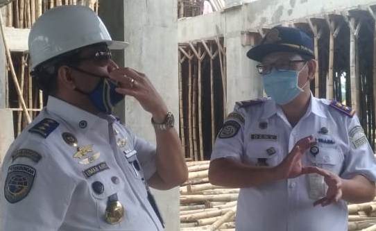 Staf Ahli Menteri Perhubungan, Umar Aris dan Kepala BPTD Wilayah III Sumbar Deny Kusdyana di lokasi pembangunan Terminal Tipe A Anak Air Batipuh Panjang, Kota Padang, Sabtu, (12/9/2020).