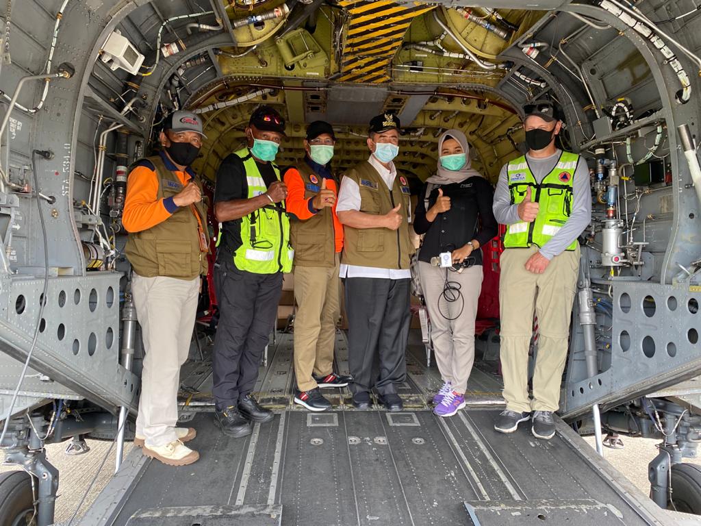 Wakil Gubernur Sumbar Nasrul Abit bersama Kalaksa BPBD Sumbar, Erman Rahman naik Helikopter CH-47D Chinook untuk mengangkut APD ke Dharmasraya, Rabu (16/9/2020).