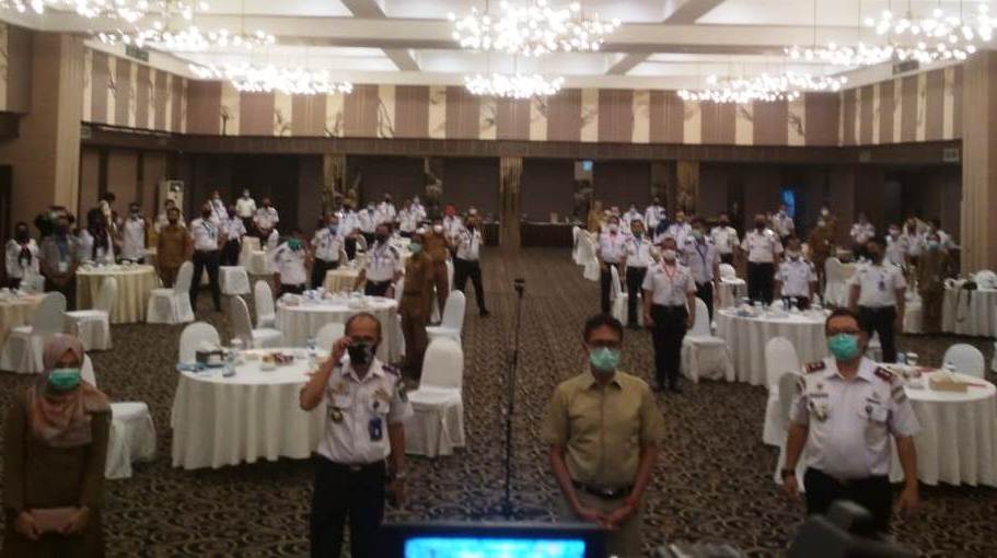 Kadishub Sumbar Heri Nofiardi, Gubernur Irwan Prayitno, Deny Kusdyana bersama peserta Rakornis Transportasi Darat, Senin (19/10/2020).