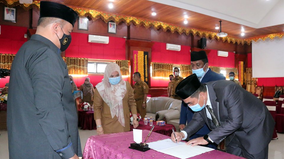 Plt Walikota Pariaman, Mardison Mahyuddin melantik Penjabat (Pj) Sekretaris Daerah (Sekda) Kota Pariaman yang baru Ahmad Zakri. (Diskominfo Pariaman)