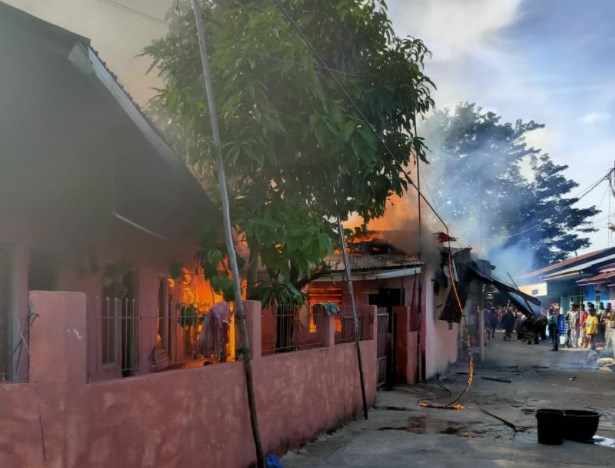 Api berkobar di Jalan Simpangharu II, RT 01 RW 02, kemarin (20/10). (IST)