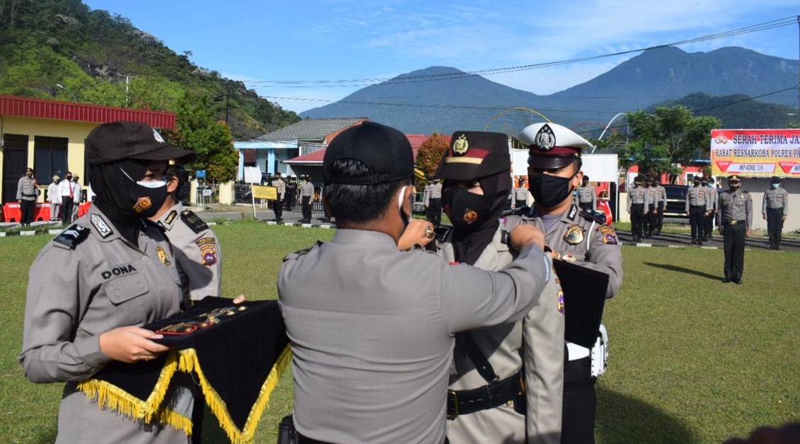 Kapolres AKBP Apri Wibowo memasang tanda pangkat di pundak AKP Witrizawati yang promosi menjadi Kasat Narkoba Polres Padangpanjang.