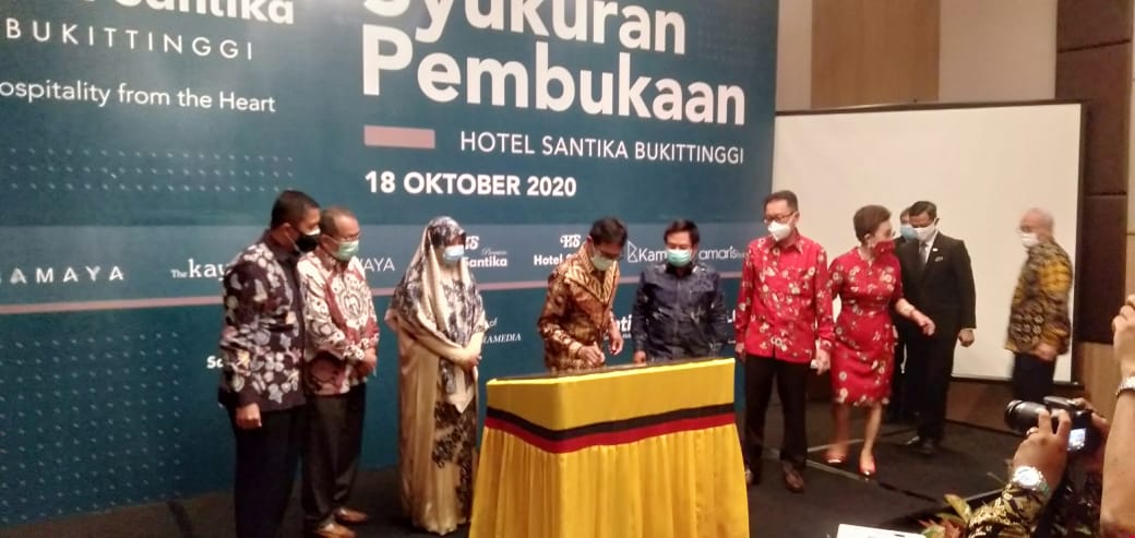 Gubernur Sumatera Barat, Irwan Prayitno menandatangani prasasti sebagai tanda syukuran pembukaan Hotel Santika Bukittinggi, Minggu, (18/10). (IST)