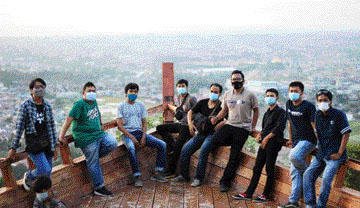 Para pengunjung berfoto di atas kapal di puncak Bukit Nobita dengan latar pemandangan Kota Padang. (IST)