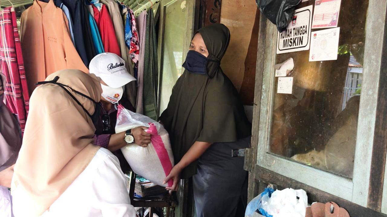 Tim AR Center menyerahkan bantuan sembako dan uang tunai dari anggota DPR RI Andre Rosiade untuk keluarga tukang cuci di Jalan Karet, Padang Pasir, Padang Barat, Kota Padang.