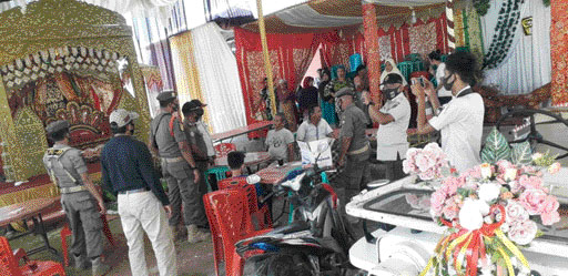 Personel penegakan Perda AKB memberikan arahan kepada penyelenggara resepsi di Padang, akhir pekan lalu. (IST)