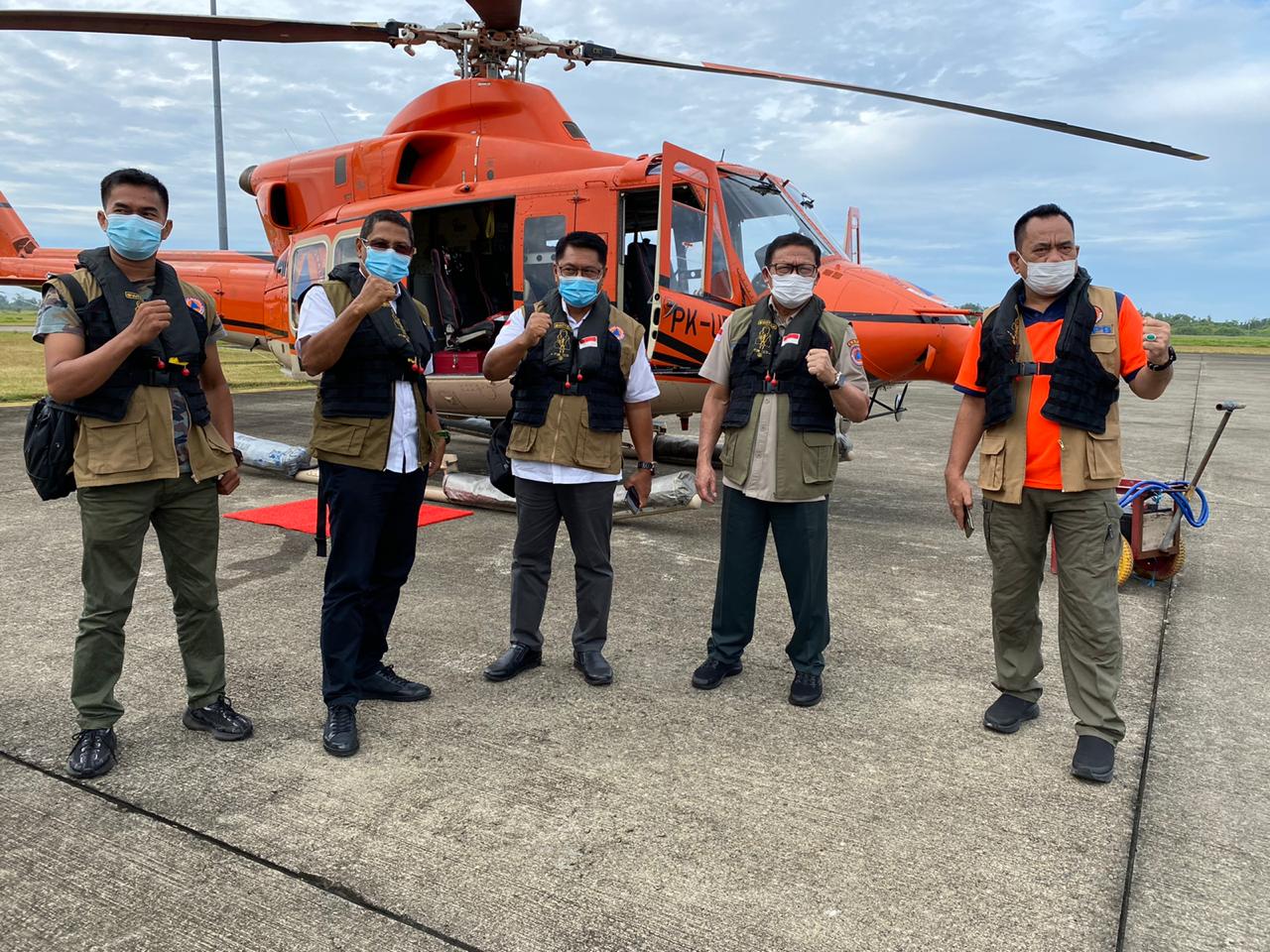Sestama BNPB Harmensyah dan Kalaksa BPBD Sumbar Erman Rahman sebelum terbang ke Mentawai dengan helikopter.