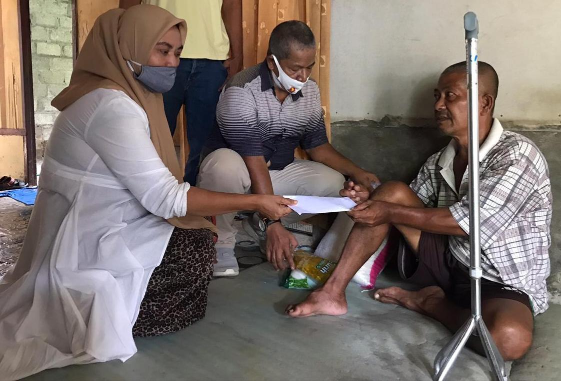 Tim AR Center menyerahkan bantuan dari Andre Rosiade kepada kepada Asmadi di Padang Pasir, Padang Barat, Kota Padang.