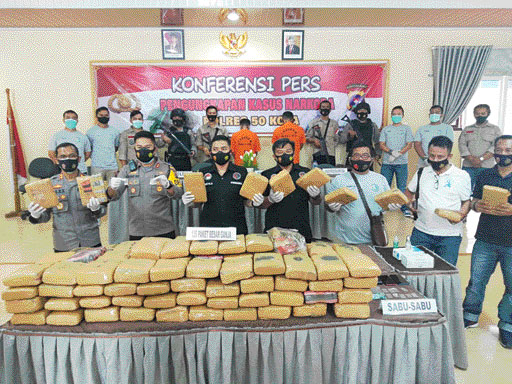 Dirnarkoba Polda Sumbar Kombes Pol Wahyu Sri Bintoro bersama Wadirnarkoba AKBP Fery Herlambang, Kapolres Limapuluh Kota AKBP Trisno Eko Santoso dan Kasat Narkoba Iptu Hendri Has, serta Kapolres Payakumbuh AKBP Alex Prawira di Limapuluh Kota, kemarin (29/1