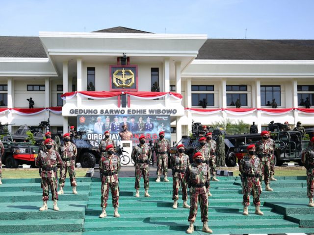 Prajurit Kopassus dipimpin Komandan Jenderal (Danjen) Kopassus Mayjen TNI Mohamad Hasan  saat mengikuti upacara HUT ke-75 TNI di Markas Kopassus, Cijantung, Jakarta, kemarin (5/10). (jawapos.com)