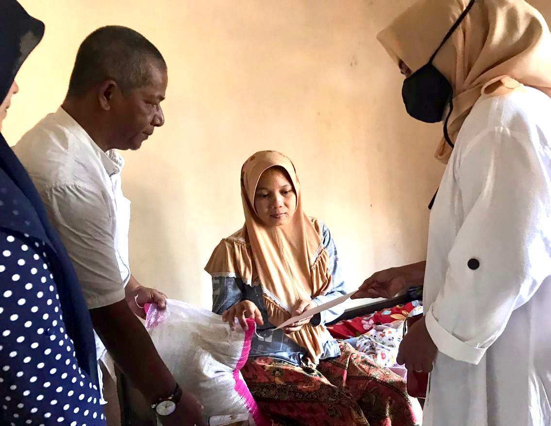 Tim AR Center Nurhaida dan Alwis Ray menyerahkan bantuan dari Andre Rosiade untuk keluarga Riski di Padang Sarai, Kototangah.